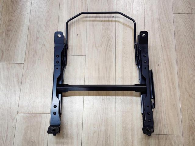 RECARO
Genuine base frame
Right (RH)
Legacy/BM, BR, BN, BS