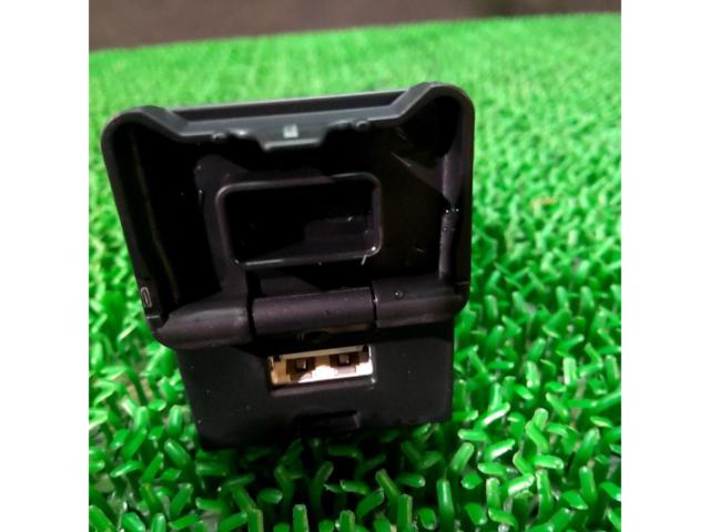 トヨタ・ダイハツ純正 USB2.1Aコネクタ 85532-B1010 26609 FR0580