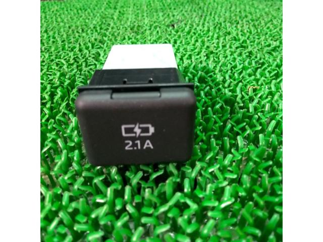 トヨタ・ダイハツ純正 USB2.1Aコネクタ 85532-B1010 25X30FM0653