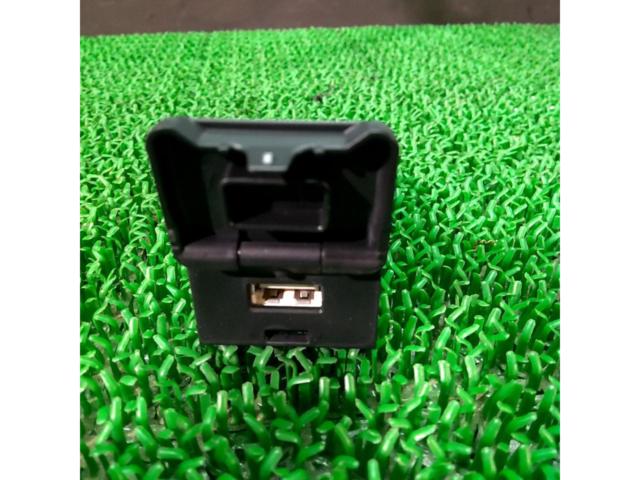 トヨタ・ダイハツ純正 USB2.1Aコネクタ 85532-B1010 25X30FM0653