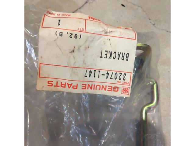 当時物 KAWASAKI シートロックブラケット ゼファー400 32074-1147