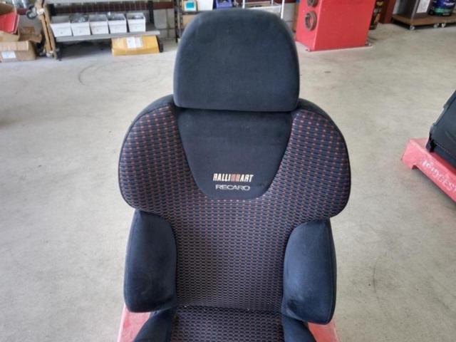 Genuine Mitsubishi RECARO seats
Reclining seat
JT45
Passenger side