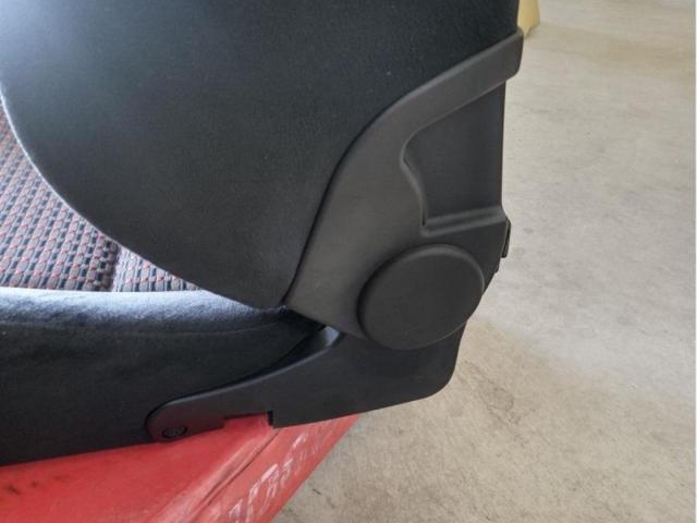 Genuine Mitsubishi RECARO seats
Reclining seat
JT45
Driver side