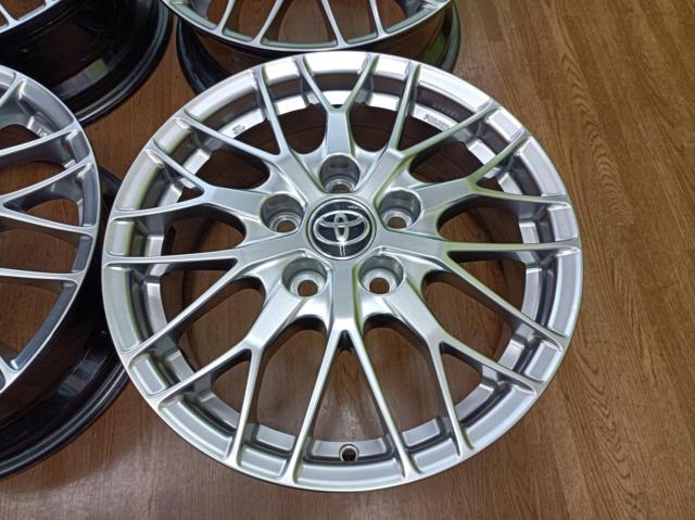 Toyota
80 series Voxy genuine BBS