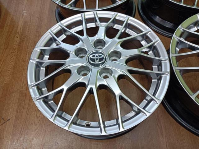 Toyota
80 series Voxy genuine BBS