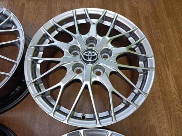 Toyota
80 series Voxy genuine BBS