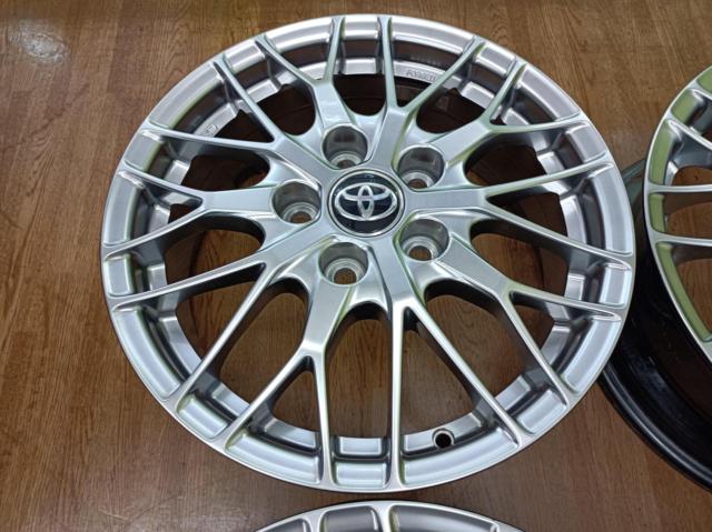 Toyota
80 series Voxy genuine BBS
