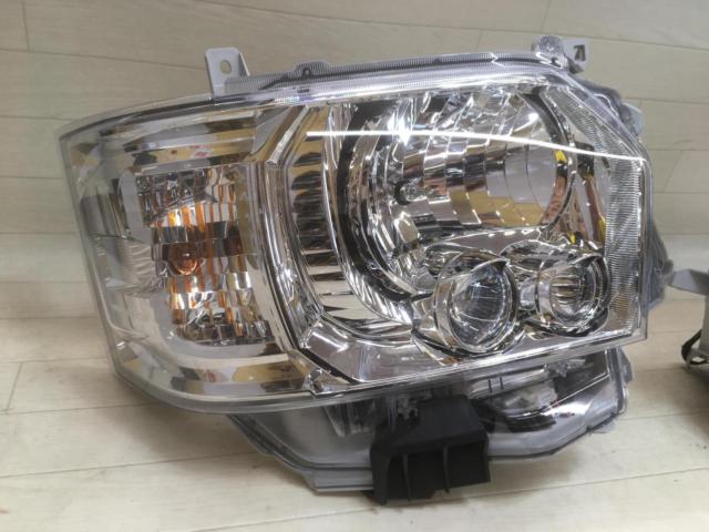 トヨタ 200系ハイエース 8型ダークプライムⅡ 純正LEDヘッドライト KOITO 26-137