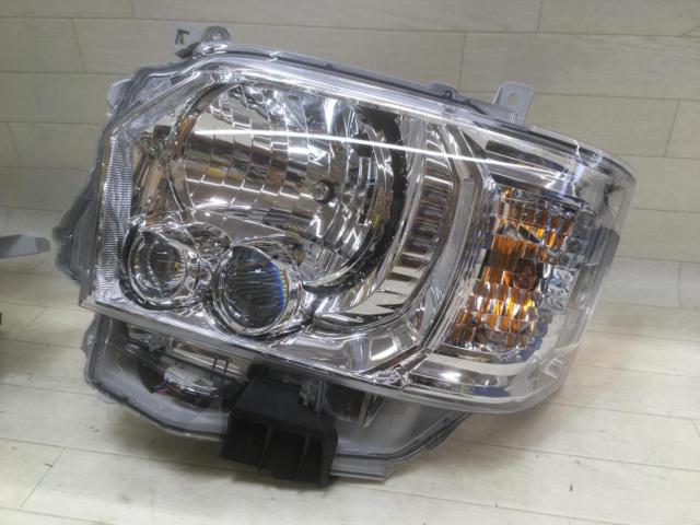 トヨタ 200系ハイエース 8型ダークプライムⅡ 純正LEDヘッドライト KOITO 26-137