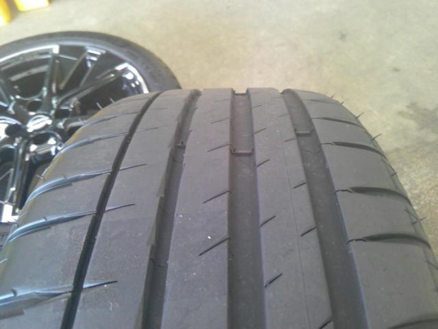  campaign Specials !! 
Nissan original (NISSAN)
Aura NISMO
Genuine wheels
+
MICHELIN (Michelin)
PILOT
SPORT
Four