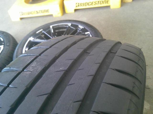  campaign Specials !! 
Nissan original (NISSAN)
Aura NISMO
Genuine wheels
+
MICHELIN (Michelin)
PILOT
SPORT
Four