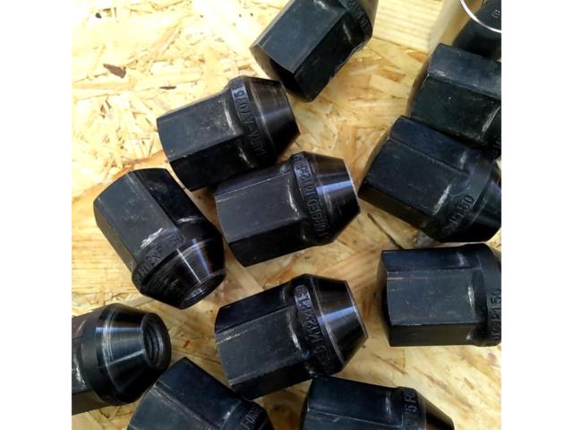 WePro
Ultra duralumin
A7075
Cold forging nut
black
16 nuts +
Set of 4 lock nuts M12xP1.5/21HEX