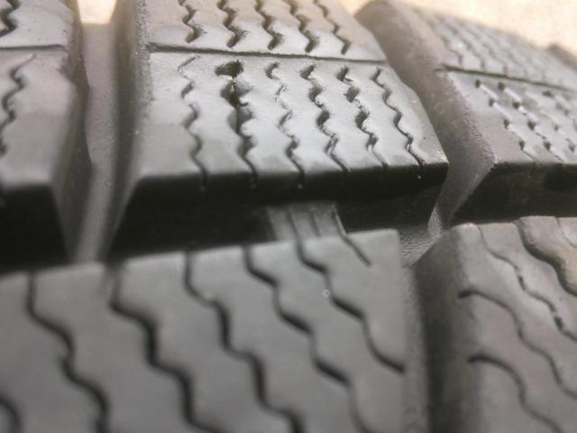 DUNLOP WINTERMAXX WM02 215/60-16 スタッドレスタイヤ4本 Z08008