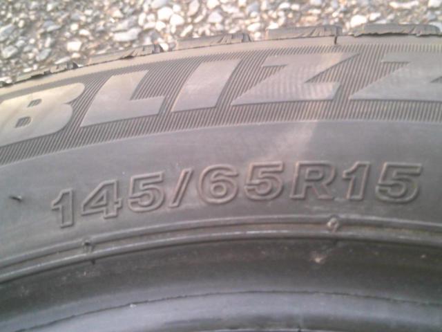 Front and rear differences / Mitsubishi i
Size] BRIDGESTONE
BLIZZAK
VRX3
(2 tires) 145/65-15 / (2 tires) 175/55-15
4 pieces set
Z08067