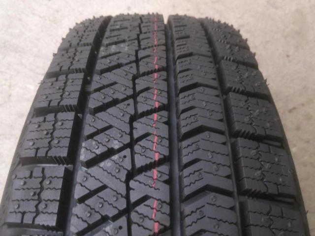 HOT STUFF Exceeder E07 + BRIDGESTONE BLIZZAK VRX2 155/65-14 4本セット Z08059