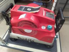 makitaAC460XL
11L
*Pressure gauge is damaged.
