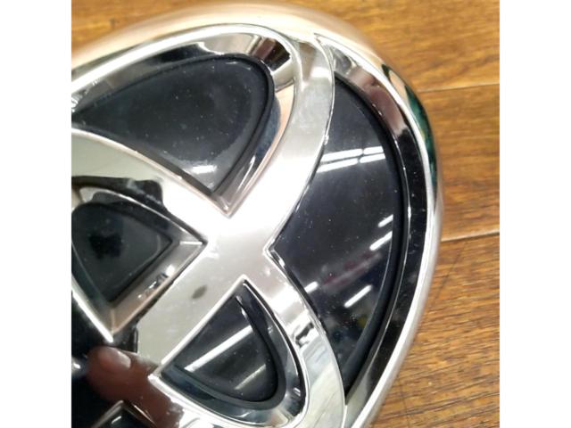 Genuine Toyota emblem for Voxy
90-based]