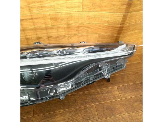 トヨタ カローラクロス ZSG1# 純正LEDヘッドライト 運転席側のみ