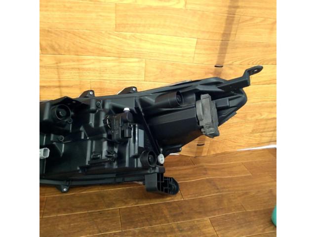 トヨタ カローラクロス ZSG1# 純正LEDヘッドライト 運転席側のみ
