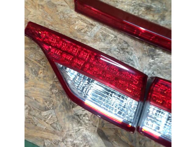トヨタ 50系 エスティマ 中期純正インナーテールレンズ + センターガーニッシュ
