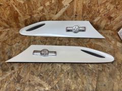 Toyota
86 / ZN6
Genuine fender garnish