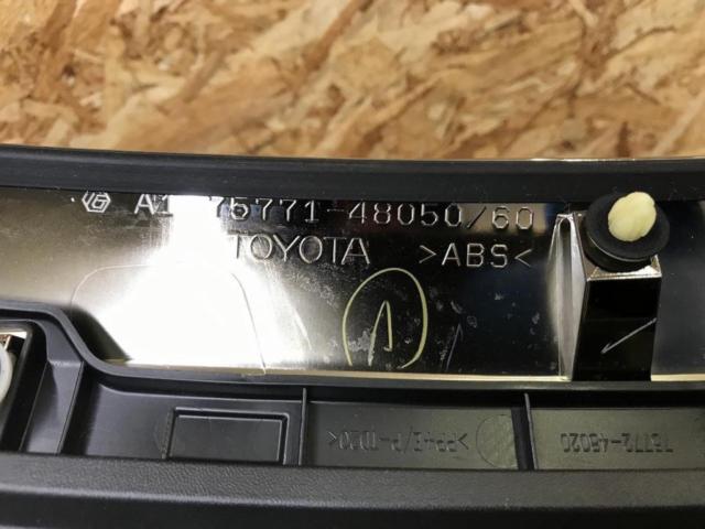 トヨタ 60系ハリアー 純正フードモール
