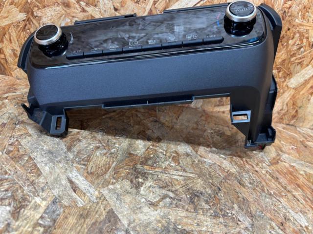 トヨタ ヤリス 純正エアコンスイッチパネル