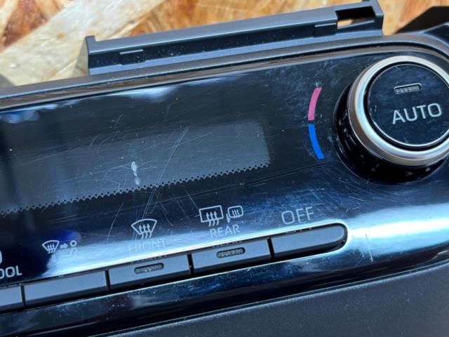 トヨタ ヤリス 純正エアコンスイッチパネル