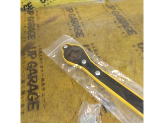 Labor-saving wrench for pantograph jacks