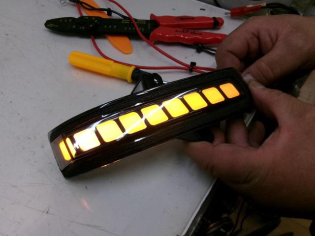 Unknown Manufacturer
Door mirror
Sequential
A turn signal