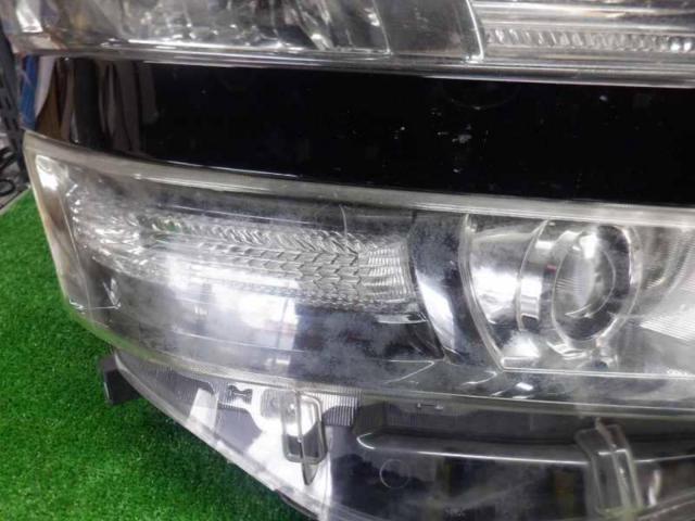 TOYOTA genuine
Headlight
