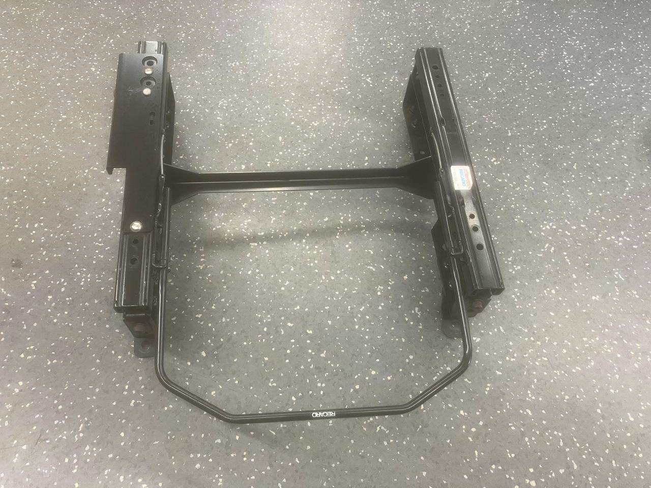 RECARO reclining seat rail, left side
Passenger side only
LH Prius 30 series / Prius α 40 series / Auris 140 series / Blade 150 series / SAI
