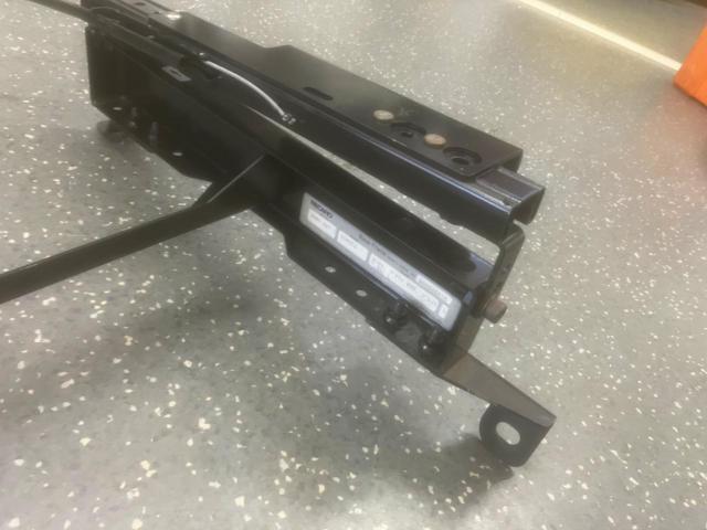 RECARO reclining seat rail, left side
Passenger side only
LH Prius 30 series / Prius α 40 series / Auris 140 series / Blade 150 series / SAI