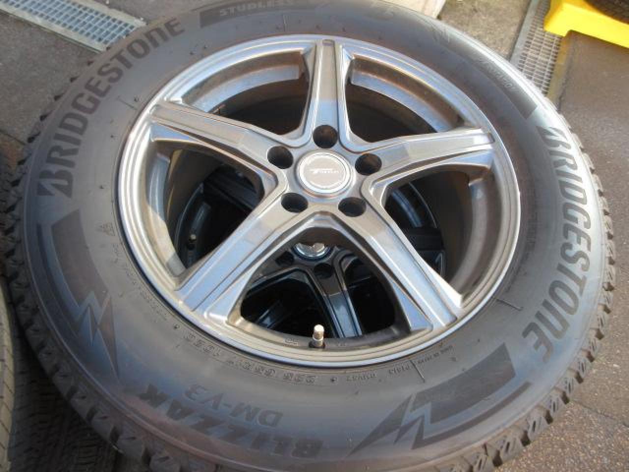 BRIDGESTONE
TOPRUN
Spoke wheels + BRIDGESTONE
BLIZZAK
DM-V3