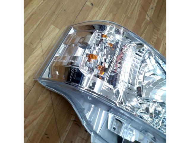 程度良好!! 【トヨタ純正】 200系/ハイエース8型標準ボディ純正LEDヘッドライト