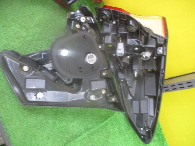 トヨタ C-HR/10系/前期 純正テールレンズ