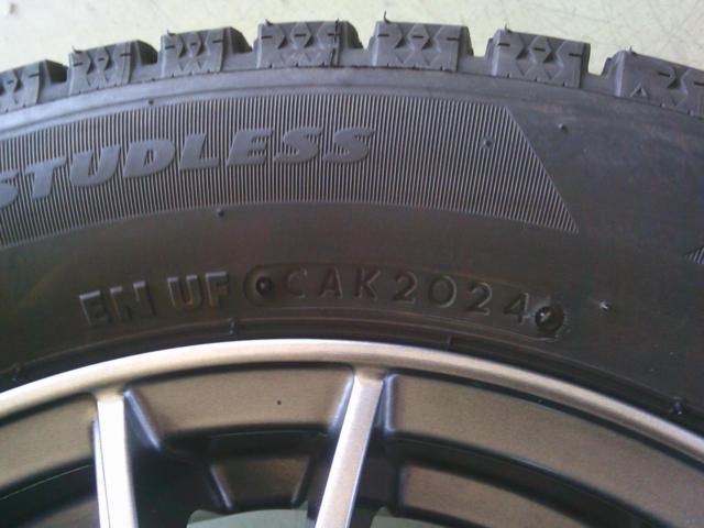 BRIDGESTONE BLIZZAK VRX2 + HOT STUFF Exceeder E05