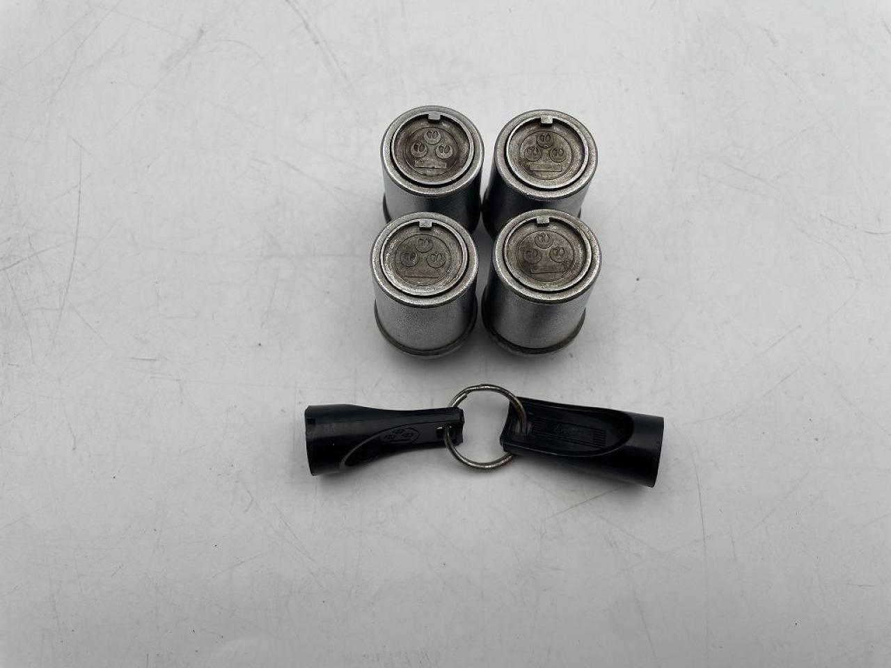 RS
watanabe
Wheel lock nut
Four
M12 × P1.5