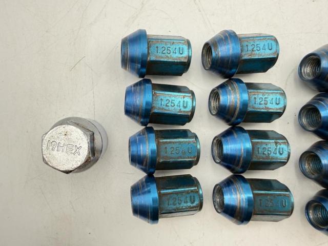KICS
LEGGDURA
RACING
Wheel nut
Twenty
M12 × P1.25