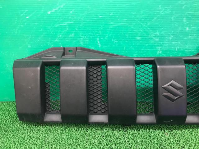 SUZUKI
Genuine front grille