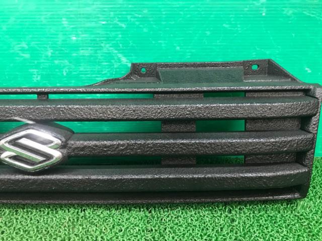 SUZUKI
Genuine front grille
