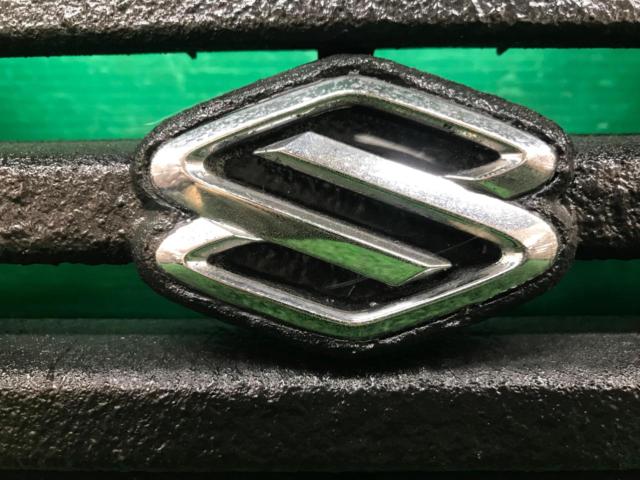 SUZUKI
Genuine front grille