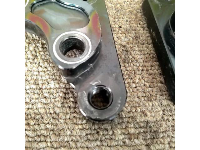 【ゼファー1100】メーカー不明 40mmピッチ キャリパーサポート