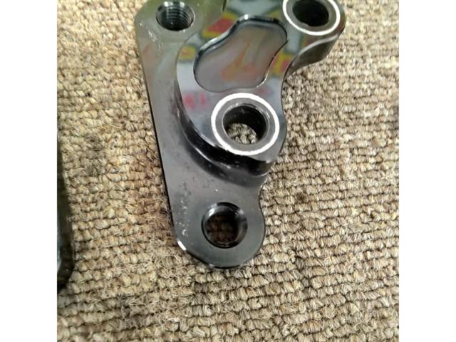 【ゼファー1100】メーカー不明 40mmピッチ キャリパーサポート
