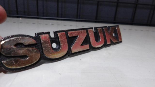SUZUKI純正 車種不明 タンクエンブレム 2個セット
