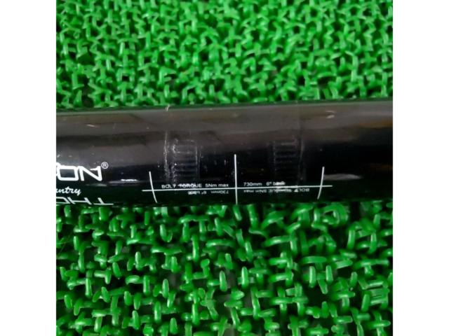 ※ステム・レバークランプ痕、バーエンドカット有り THOMSON 型番不明 Φ31.8mm 幅約600mmカーボンフラットハンドルバー