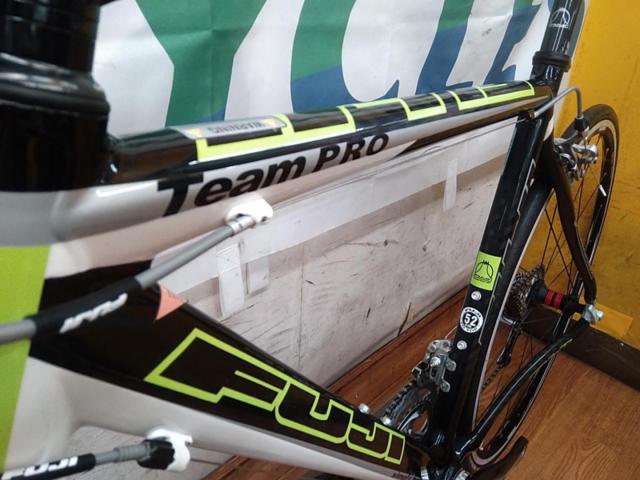 FUJI TEAM PRO 2008年モデル 700×23C 2×10S カーボンロードバイク ブラック/ホワイト