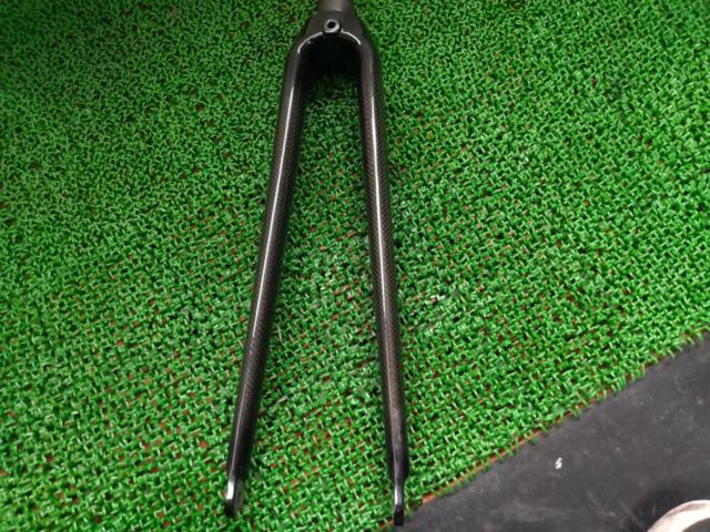 コラム長210mm/エンド幅100/700C対応 メーカー不明 フルカーボンフロントフォーク 1-1/8
