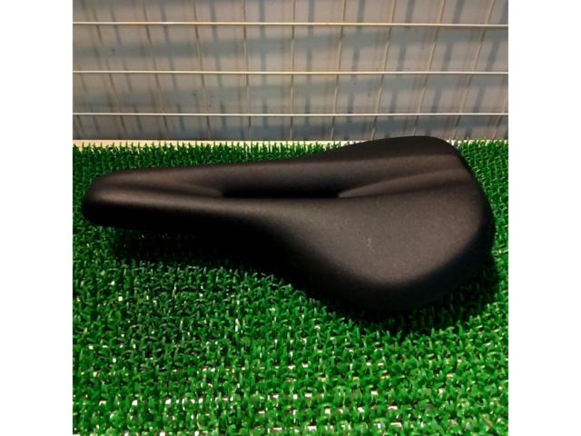 BONTRAGER COMMUTER COMP サドル ブラック