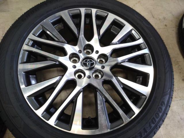 TOYOTA
Genuine machined finish wheels for the early model 30-series Alphard/Vellfire
+
GOODYEAR
EfficientGrip
RVF02
Tire new goods!